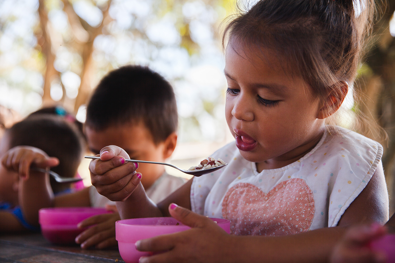 La pobreza infantil en América Latina - Niña comiendo un plato de comida