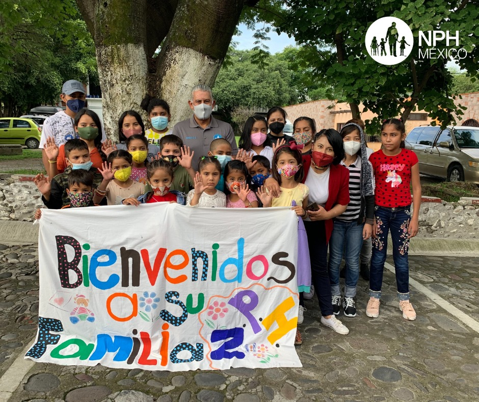 Kids with National Director Rafael Bermúdez Gutiérrez holding a sign