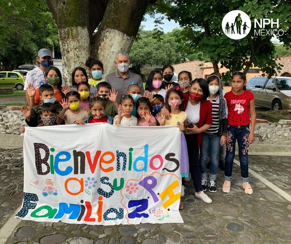 20210823 NPH Mexico Kids with National Director Rafael Bermúdez Gutiérrez holding a sign
