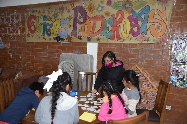 Learn about the Chicas Poderosas Program and Our Tutors